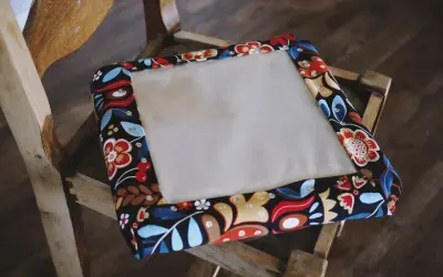 Jak uszyć siedzisko na krzesło? Odmień meble DIY!